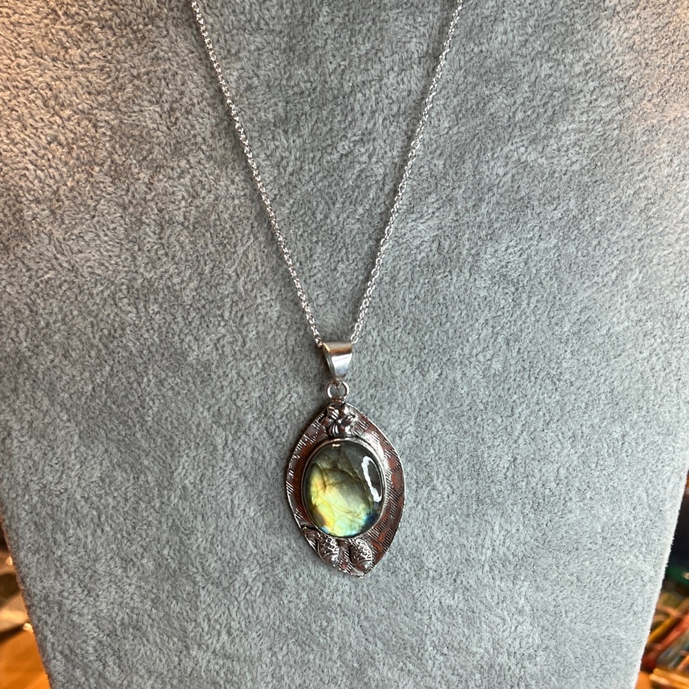 Elegant Silver Tone Pendant Necklace with labradorite Gemstone